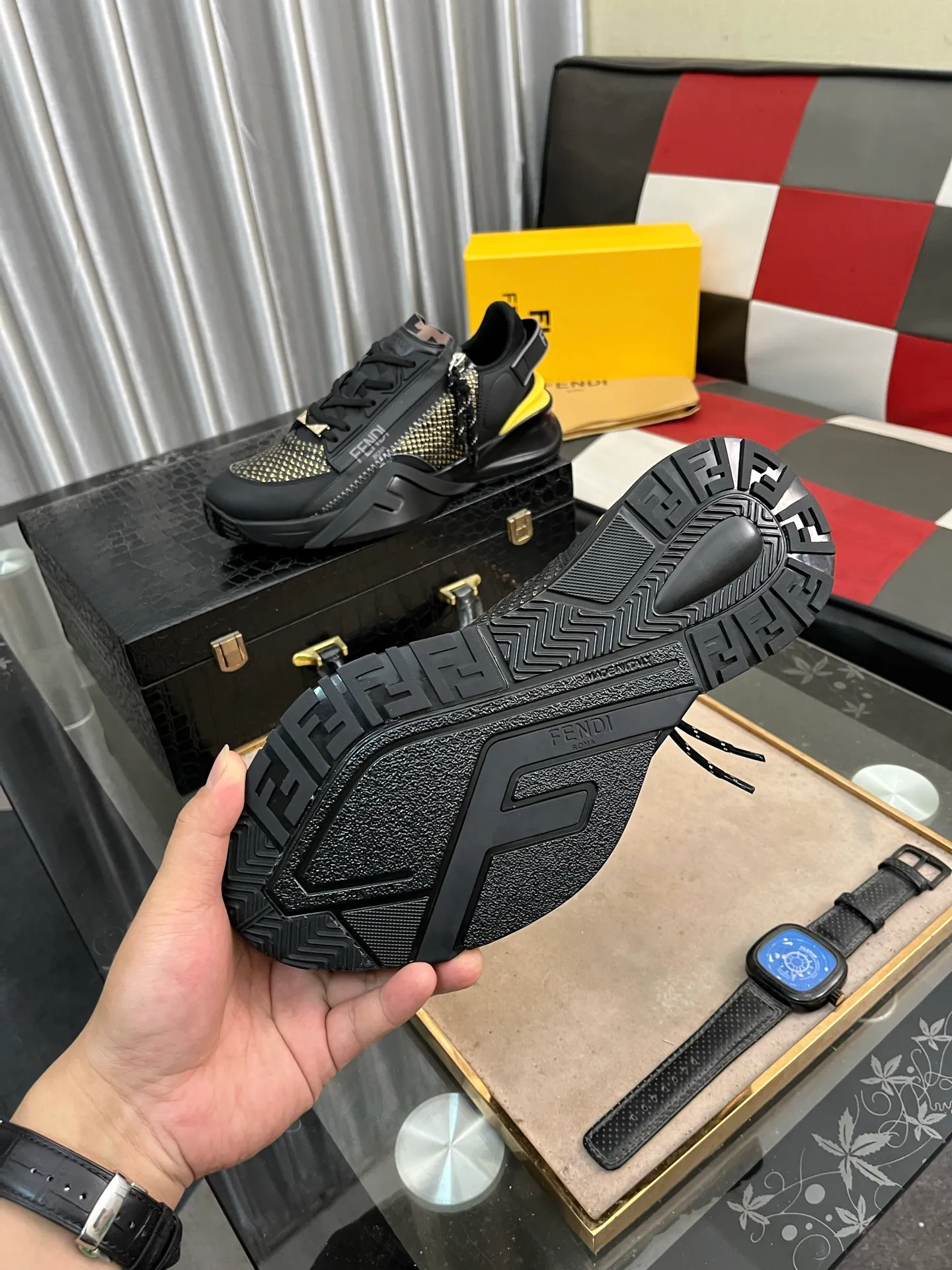 Men's Men's Shoes💰540⌚️⌚️【FENDI】FENDI high-tops are classic and comfortable for men. This complex sneaker is made of soft calfskin➕genuine leather lining➕original ultra-light rubber material with rough outsole. This unique and thin style is suitable for the casual and refined sensibility of this season. It is comfortable and natural on the feet. It is an everyday style for casual travel in autumn and winter! 38−444️⃣colors available